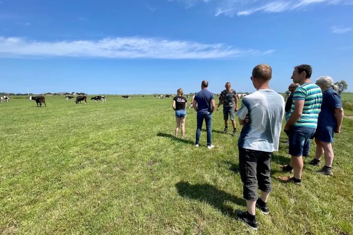 Studiegroep op excursie naar biodynamisch biologisch bedrijf Deinum